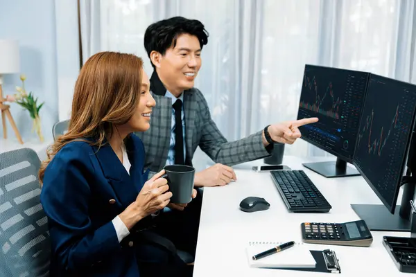Erfolgreiche Lächelnde Asiatische Geschäftsfrau Die Eine Tasse Der Hand Hält — Stockfoto