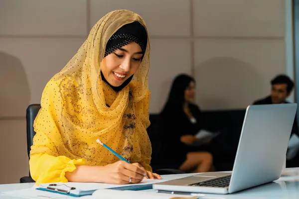 Successful Middle Eastern Muslim Businesswoman Working Office International Business Success — Stock Photo, Image