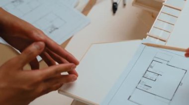 Müşteri denetimi ve iç mimar tarafından denetlenen iç mimar tasarım tasarısı ev düzenini müşteri talebine göre çiziyor. Mimari müşteri hizmetleri. Filizlenen