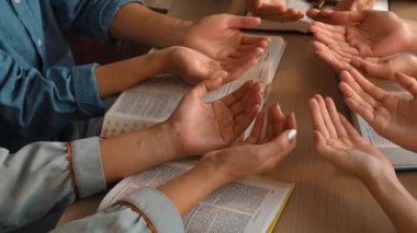 Hristiyan katolik takipçilerle dinsel bağlılık ve maneviyat duygusu doludur. Ağır çekimde Hıristiyan insanlar birlikte dua ederken el ele tutuşup grup duası yapıyorlar. Filizlenen