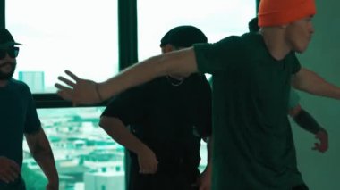 Hip-hop müzik eşliğinde dans eden bir grup genç çok kültürlü hippi. Profesyonel break dansçı takımı şık kıyafetler giyerken sokak dansı yapar ya da pratik yapar. Açık hava sporu 2024 hiphop..