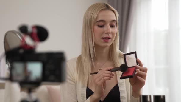 Mujer Joven Haciendo Belleza Contenido Vídeo Tutorial Cosmético Para Las — Vídeo de stock
