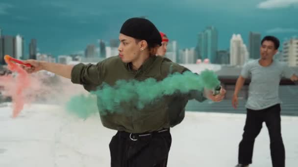 Grupp Mångkulturella Hipster Spelar Färg Flare Taket Attraktiv Street Dansare — Stockvideo