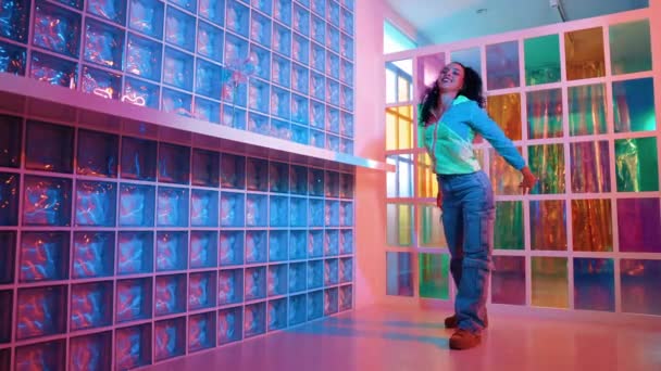 Szczęśliwa Latynoska Dziewczyna Żywym Nastroju Poruszająca Się Wzdłuż Muzyki Neonowym — Wideo stockowe