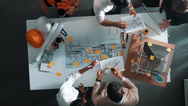 Pohled Shora Dolů Zkušený Tým Inženýrů Který Mluví Stavbě Domu — Stock video