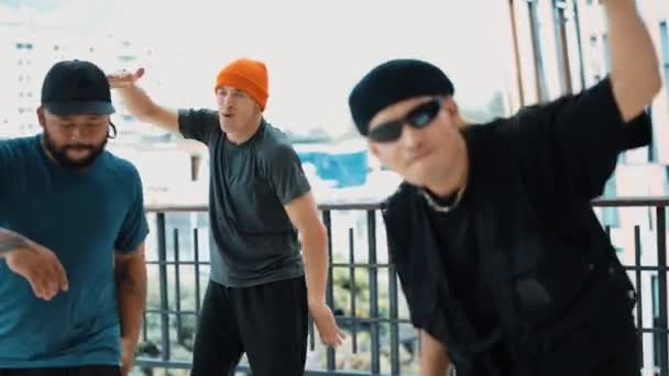 Hipster Εκτελέσει Break Dancing Ενώ Συνεργάτης Χορεύουν Μαζί Στο Διάδρομο — Αρχείο Βίντεο
