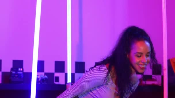 Blisko Latynoskiego Ulicznego Tancerza Ćwiczącego Taniec Uliczny Studio Fioletowym Światłem — Wideo stockowe