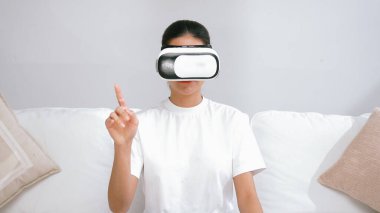 Canlı online alışveriş deneyimi için sanal gerçeklik gözlüğü kullanan genç bir kadın. Sanal gerçeklik VR yeniliği kadın dijital eğlence yaşam tarzı için optimize edildi.