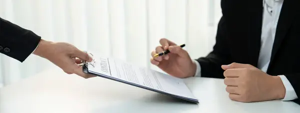 Företagsledningen Undertecknar Avtal Avtal Dokument Balen Med Hjälp Företagets Advokat — Stockfoto