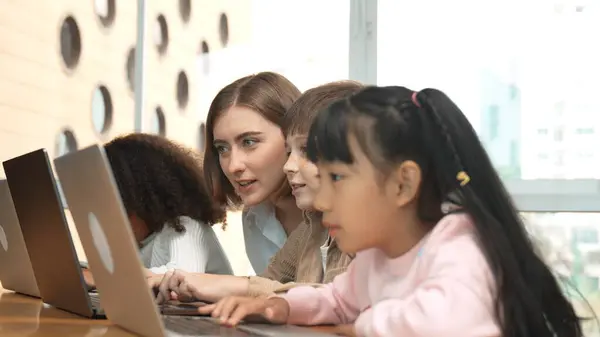 Inteligentny Nauczyciel Uczy Wygląda Jak Student Korzystający Laptopa Klasie Profesjonalny — Zdjęcie stockowe