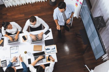 Üst düzey analist ekibi toplantı odasındaki mali verileri analiz etmek için BI Fintech 'i kullanıyor. İş anlayışı ve stratejik pazarlama planlaması için kağıt üzerinde analitik BI gösterge paneli. Tedbirli