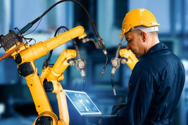 XAI Smart Endüstri 4.0 veya 4. endüstriyel devrimin otomasyon üretim sürecini ve IOT yazılımını gösteren dijital fabrika üretim teknolojisi için robot kolları.