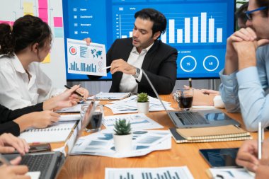 Finansal veri raporunu analiz eden çeşitli bir grup iş analisti. Mali veri analiz çizelgesi ve grafik paneli stratejik pazarlama planlama için toplantı odasında TV ekranında. Habiliment