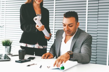 İş adamı yöneticisi, modern işyerinde çalışan iş kadınlarıyla görüşürken işleri kontrol ediyor. Kurumsal iş adamları konsepti. uds