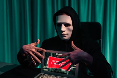 Suçlu anonim maskesinin şifrelemesi, güvenli olmayan özel hayatın dizüstü bilgisayarını hackleyerek başarılı oldu. Yükleme servisinin büyük bir veritabanını kullanarak ya da kopya çekerek. Bireysel.