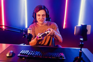 Kontrol kumandalı akıllı oyun flamasının tadını çıkarın. Modern teknoloji siber aydınlatma odasındaki yetenekli oyuncularla akıllı telefon reklamı üzerinden canlı yayın yapın. Bireysel.