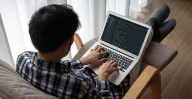 Model uygulama ve program kodlaması için bilgisayar ekranında yazılım geliştirme programlama