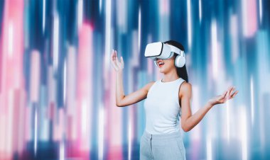 Beyaz VR kulaklık takan, beyaz kolsuz, metaevreli, gelecekteki teknolojisi siber uzay topluluğu yaratan bir kadın. Etrafında fantezi ışığı görmekten hoşlanıyor. Halüsinasyon.