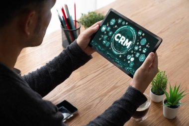 CRM işletme ve işletme için modern bilgisayarda müşteri ilişkileri yönetim sistemi