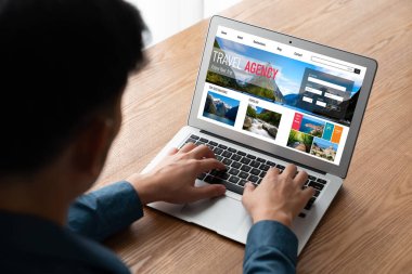 Model arama ve seyahat planlama için internet sitesi uçuş, otel ve tur rezervasyonları için anlaşma ve paket sunuyor