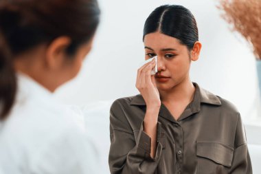 Ruh sağlığı için psikolog, depresyon ya da yaşam başarısızlığından sonra keder tedavisi gören üzgün bir kadın. Hayal kırıklığına uğramış genç bir kadın klinikteki duygular hakkında bir psikologla konuşuyor.