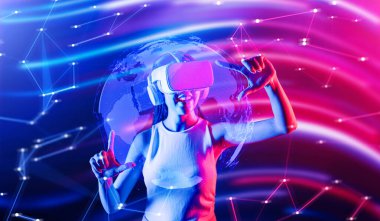 Siberpunk neon ışıklı kadın, beyaz VR kulaklık takıyor ve metaevreleri birbirine bağlayan kolsuz tişört, gelecekteki siber uzay topluluğu teknolojisi, parmaklarını 3D küresel resim hologramına odaklıyor. Halüsinasyon.