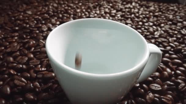 Kahve Fincanının Içine Kahve Çekirdeği Yığını Ile Çevrili Bir Şekilde — Stok video