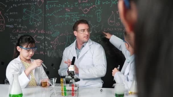 Kluge Lehrer Erklären Die Chemische Theorie Während Schüler Farbige Lösungen — Stockvideo