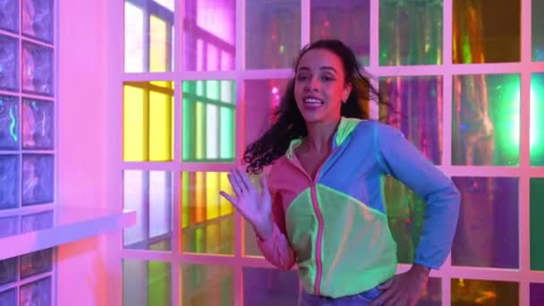 Chica Hispana Feliz Animado Estado Ánimo Moviéndose Largo Música Luz — Vídeo de stock