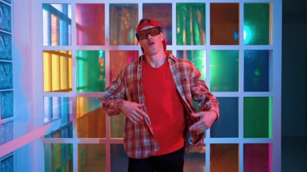 Feliz Hipster Moviendo Música Callejera Mientras Usa Camisa Estilo Libre — Vídeos de Stock