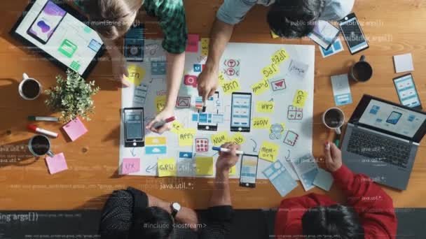 Pohled Shora Dolů Vývojáře Softwaru Pomocí Myšlenkové Mapy Brainstorm Kódování — Stock video