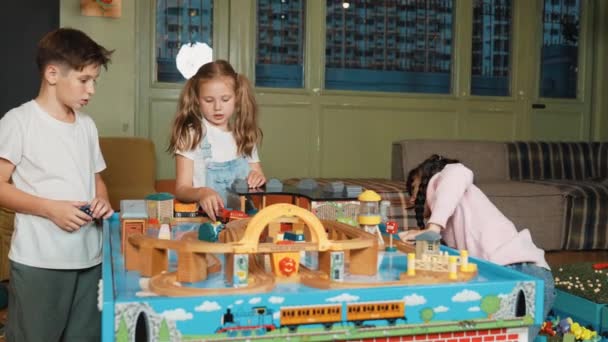 多文化女孩玩玩具 以提高和发展创造力 不同的学生在课间休息的时候在小学的游戏室拿着汽车模型坐在一起 创造性活动概念 Erudition — 图库视频影像
