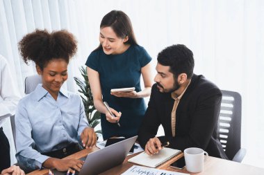 Mutlu iş adamları birlikte çalışır, şirket ofisinde tartışırlar. Profesyonel ve çeşitlilik takım çalışması iş planını bilgisayarda tartışır. Modern çok kültürlü ofis çalışanı. Uyum