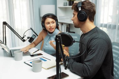 Birlikte tartışan sunucu kanal yayıncıları, dinleyicilerle canlı yayında sorun için tavsiyelerde bulunuyorlar. Rahat modern işyerindeki radyo sohbet programında canlı yayının etrafını sardılar. Varsayım.