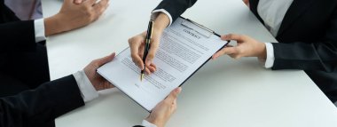 Şirket avukatının ya da hukuk bürosundaki avukat servisinin yardımıyla balyayla ilgili sözleşme imzalama belgesi. İşletme yatırımı ve yasal işlemlerin tamamlanması. Kurnaz.