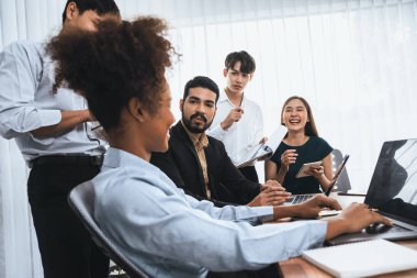 Mutlu iş adamları birlikte çalışır, şirket ofisinde tartışırlar. Profesyonel ve çeşitlilik takım çalışması iş planını bilgisayarda tartışır. Modern çok kültürlü ofis çalışanı. Uyum