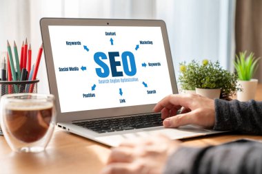 Model e-ticaret için SEO arama motoru optimizasyonu ve bilgisayar ekranında gösterilen çevrimiçi perakende işi