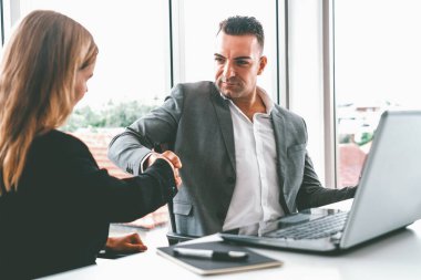 İş adamı yönetici el sıkışması. Modern işyerinde çalışan bir iş kadınıyla. Kurumsal şirketler konseptle uğraşır. uds