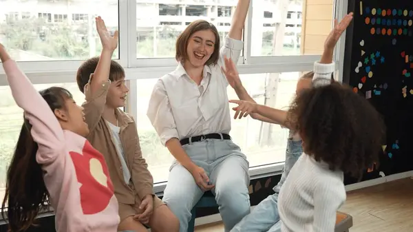 Kaukasiska Lärare Och Olika Studenter Räckte Upp Händerna Klassrummet Unga — Stockfoto