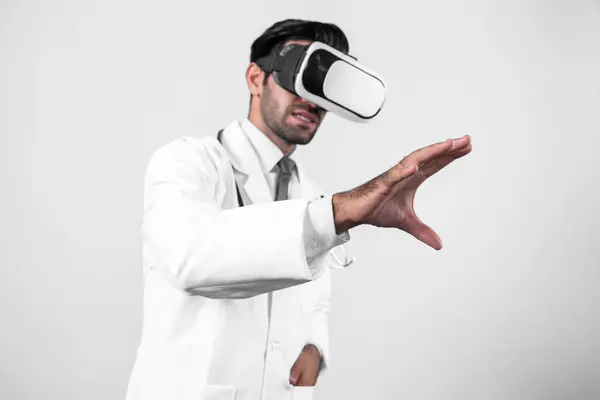 Médico Caucásico Inteligente Con Gafas Bata Laboratorio Mientras Explica Teoría — Foto de Stock