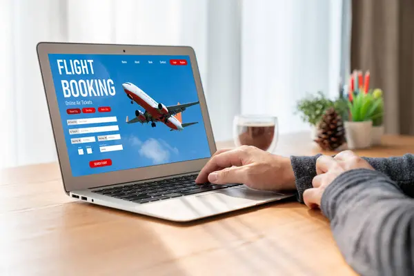 オンラインフライト予約サイトでは 料理予約システムを提供しています 旅行技術の概念 — ストック写真