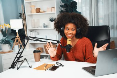 Güzel Afrikalı kadın sunucu kanalı çevrimiçi yayın yoluyla konuşuyor pazarlama öğretiyor, dinleyicileri canlı ya da çevrimiçi. İş yerindeki herhangi bir yer kavramı. Tatlandırıcı.