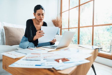 Stresli genç kadının kredi kartı borçlarıyla ilgili maddi sorunları var. En çok kötü kişisel para ve mortgage ödeme yönetimi krizi kavramını gösteriyor..