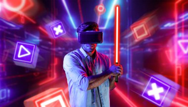 Sanal gerçeklik gözlüklü enerjik bir adam müzik engelli neon bir kılıç kullanıyor. Kılıç tutarken oyun oynayan yetenekli bir insan neon şehir arka planıyla metaevrene girer. Geçmişi bulanıklaştırıyor. Sapma.