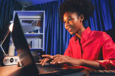 Mutlu yüzlü pembe tişörtlü Afrikalı kadın blogcu, ekran bilgisayarından değerli bir başarı projesi izliyor ya da burs kazanıyor. Memlekette neşeli ifade kavramı işe yarıyor. Tatlandırıcı.