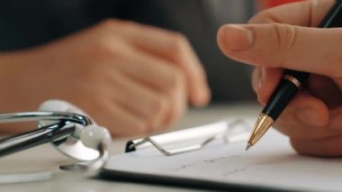 Hasta klinikte ya da hastane ofisinde doktor randevusuna gidiyor. Hastaların nabzını kontrol etmek için steteskoplu sendrom kayıtları yapılırken doktor semptomları inceler ve teşhis eder. Panorama. Katı.