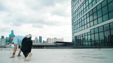 Gökdelende break dans yapan Kafkasyalı şık bir dansçı. Modern şehir şehrinde dans gösterisi koreograflığı yapan mutlu bir gencin portresi. Açık hava sporu 2024... hiphop.