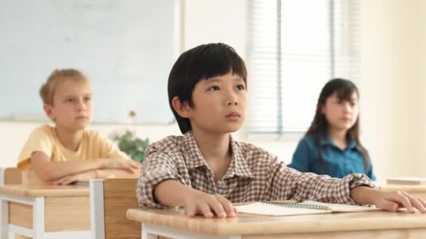 Mądry Chłopiec Podnosi Rękę Pytanie Odpowiadanie Nauczycielowi Otoczonemu Wielokulturowymi Dziećmi — Wideo stockowe