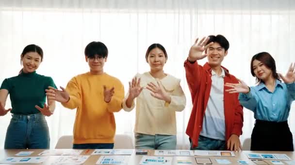 全景视频快乐亚洲初创公司员工身穿五颜六色的休闲装 站在一起快乐地挥手 象征着快乐的团队精神 再见的同事 Hr代理的问候 协同增效 — 图库视频影像