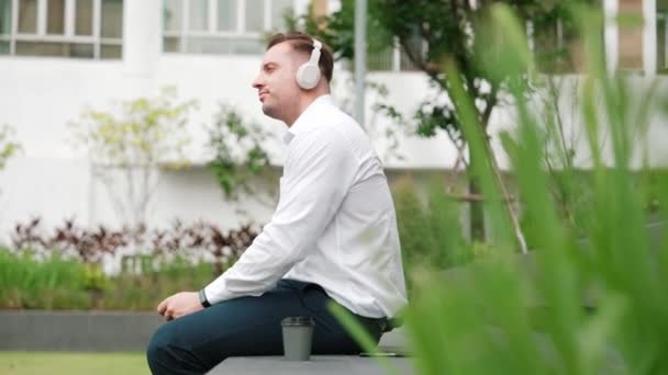 Empresário Inteligente Usar Fone Ouvido Para Ouvir Música Relaxada Enquanto — Vídeo de Stock